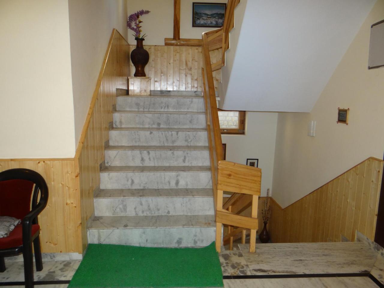 Hotel Mountain Trail Manali Exterior photo